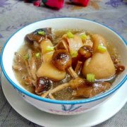 猪手茶树菇汤的做法
